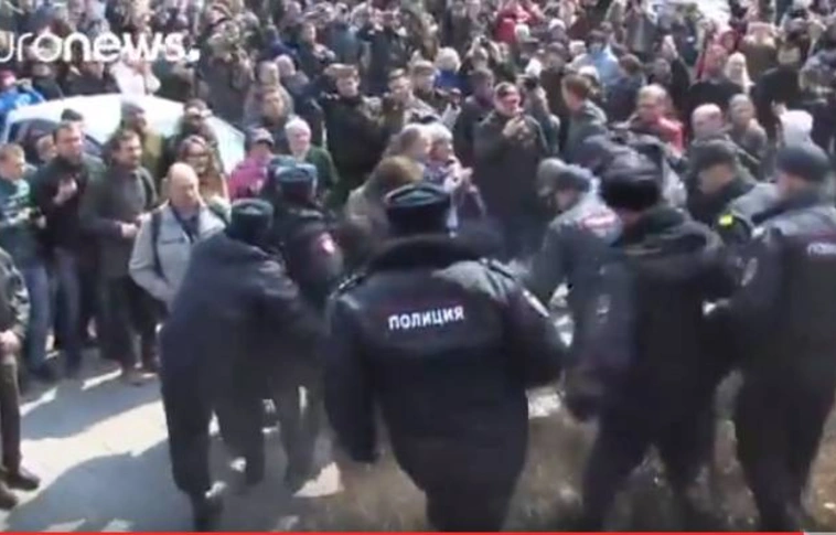 Tüntetések és összecsapások Oroszországban - több száz embert letartóztattak (Videó)