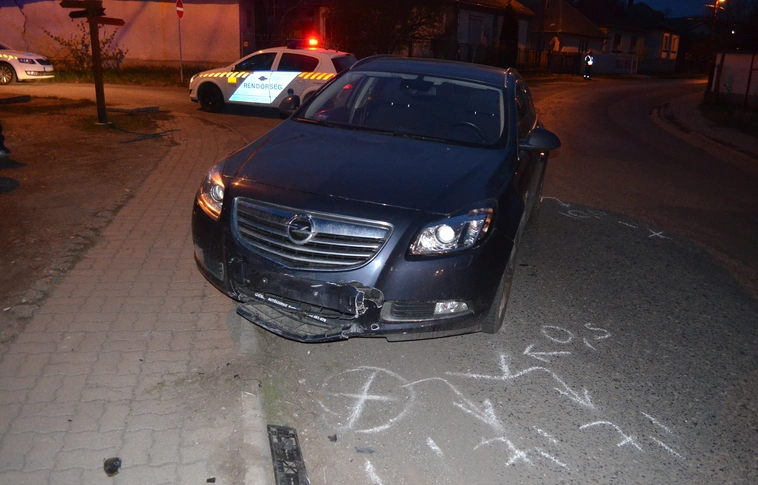 Maga alá gyűrte a motort a személyautó (Rendőrségi felvételek)