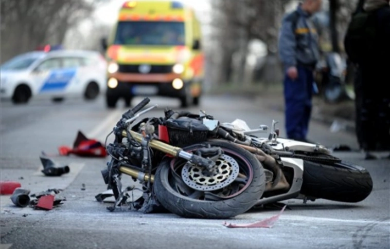 Súlyos motorbaleset a 3-ason, teljes útlezárás!