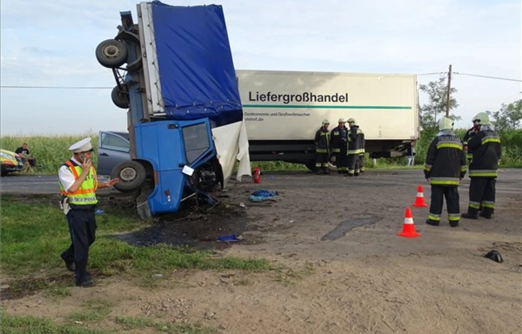 Ez tényleg nem semmi: fejreállt a kamion Nagykőrösnél! (Helyszíni felvételekkel!)