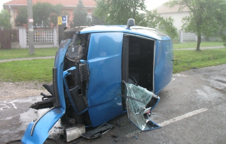 Elaludt a sofőr, felborult az autó - nagy csattanás Szirmabesenyőn