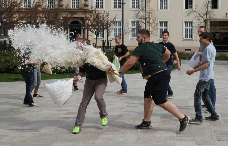 Nemzetközi párnacsata nap - a Hősök terén püfölték egymást a fiatalok!