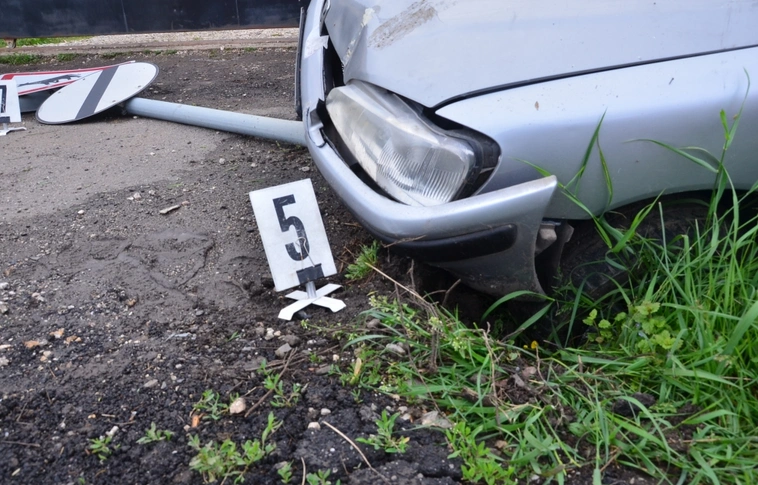 Ez nagyot szólt - kicsapta a jelzőtáblát a Peugeot (Rendőrségi fotók)
