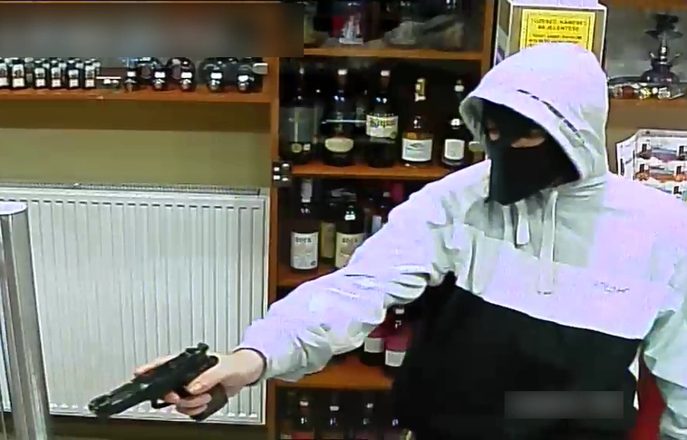 Durván ijesztő volt - maszkos fegyveres rabolt ki egy dohányboltot (Videó)