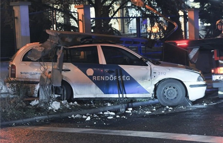 Villanyoszlop dőlt egy rendőrautóra a hármas karambolban