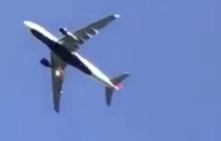 Kigyulladt a hajtómű - életükért imádkoztak az utasok (Videó)