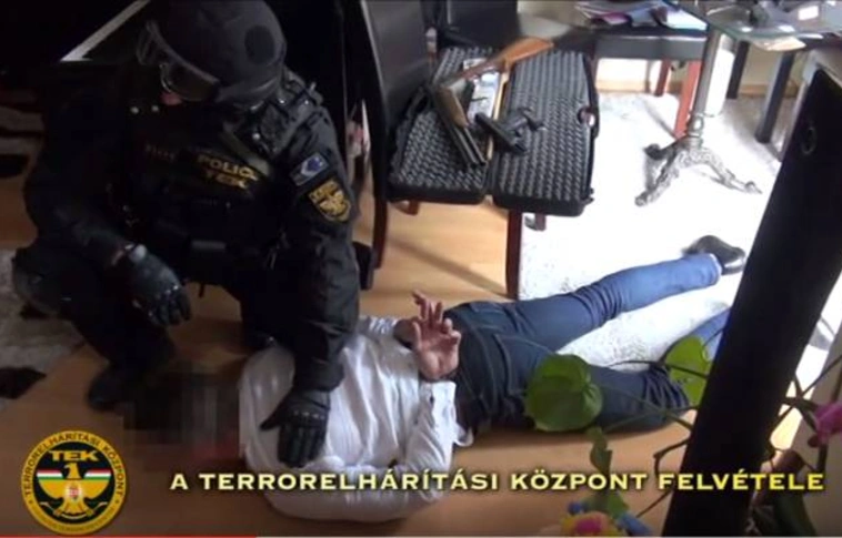 Fegyvereket találtak a terrorelhárítók egy budapesti lakásban (Videó)
