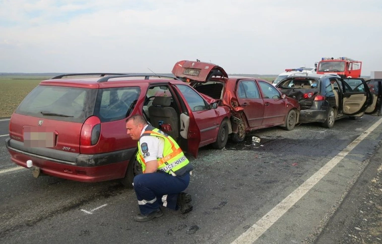 "Kicsi a rakás": öt autó, két kisbusz és egy kamion ütközött az M3-ason!