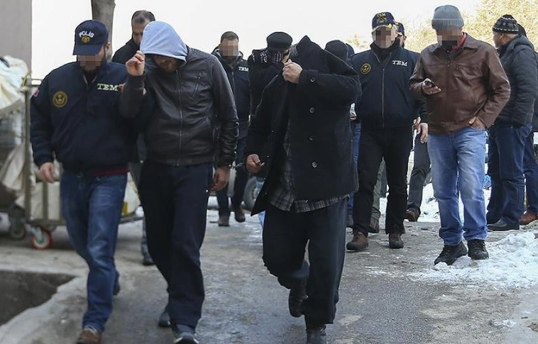 Több mint négyszáz feltételezett terroristát tartóztattak le Törökországban