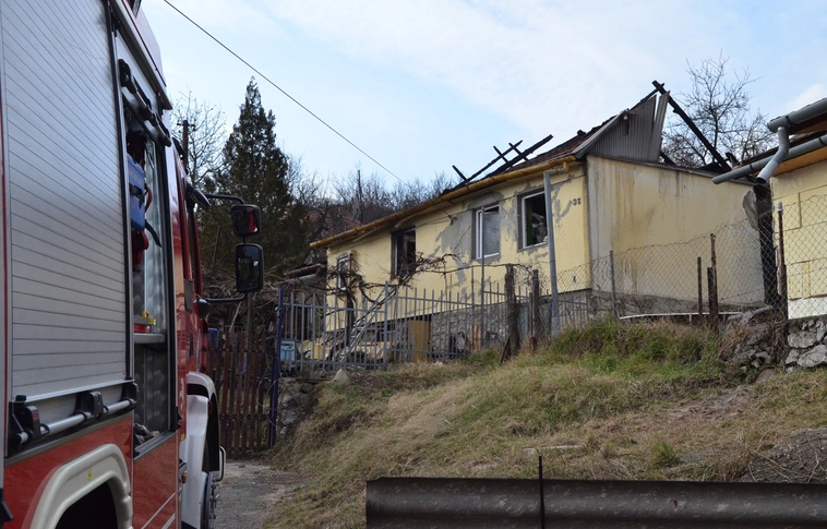 Kigyulladt és beszakadt egy ház teteje Perecesen