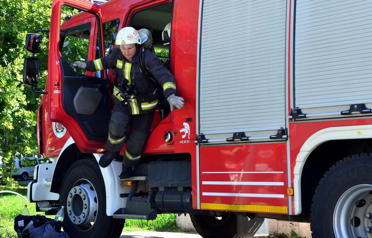 Emelőpárnával mentették a buszt a tűzoltók Mezőkövesden