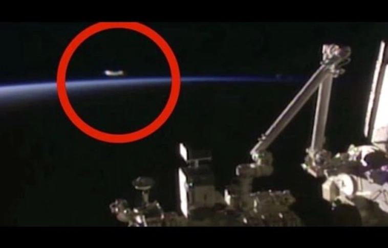 Későn homályosította el a NASA a felvételt? Ha ez UFÓ volt, nagyon közel van (Videó)