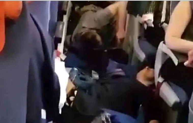 Húsz embert juttatott kórházba a légörvény a repülőn (Videó)