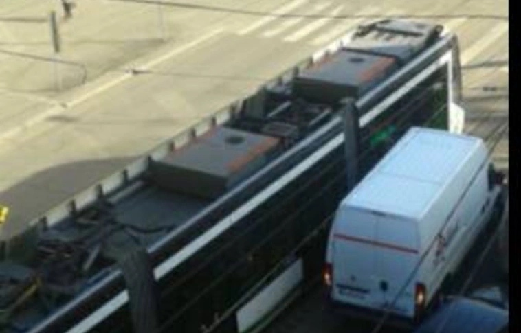 Kisbusszal ütközött a villamos a Selyemréten