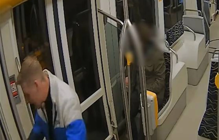 Berúgta az ajtót, durván bántalmazta a villamosvezetőt (Videó)