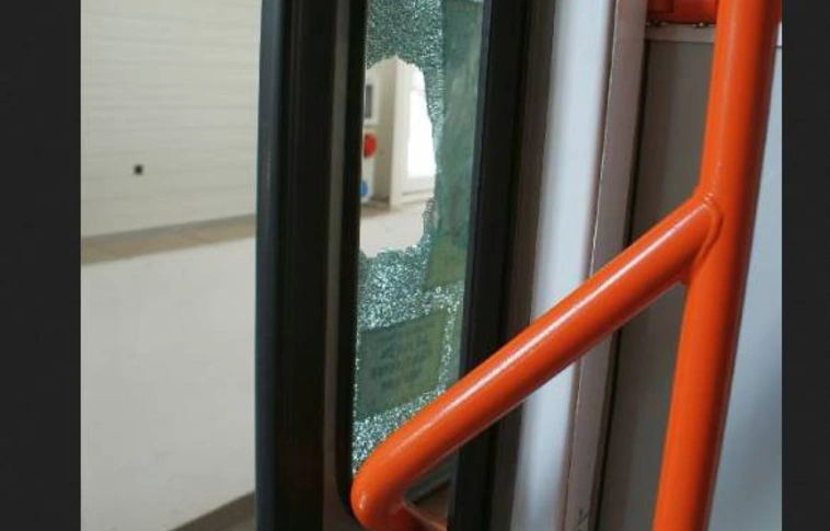 Nem engedték felszállni - baltával támadt a villamosra