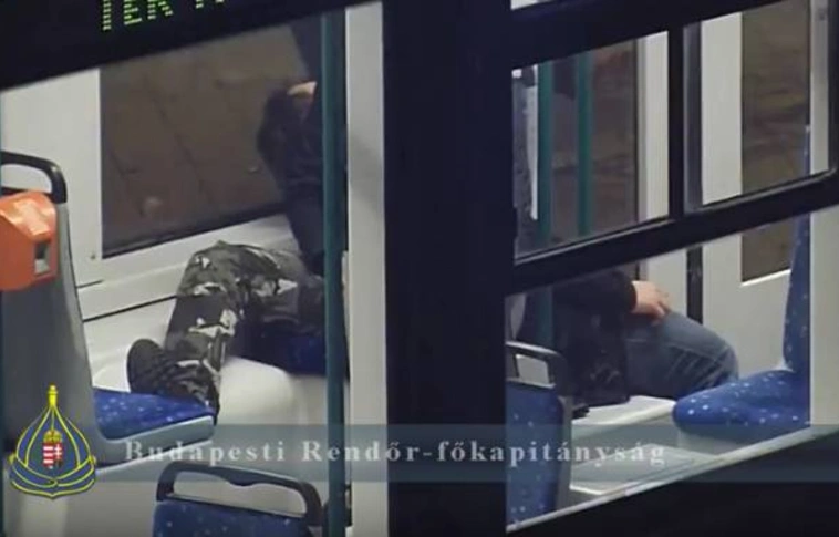 Fosztogatás élőben - avagy ezért ne aludjunk a villamoson! (Videó)