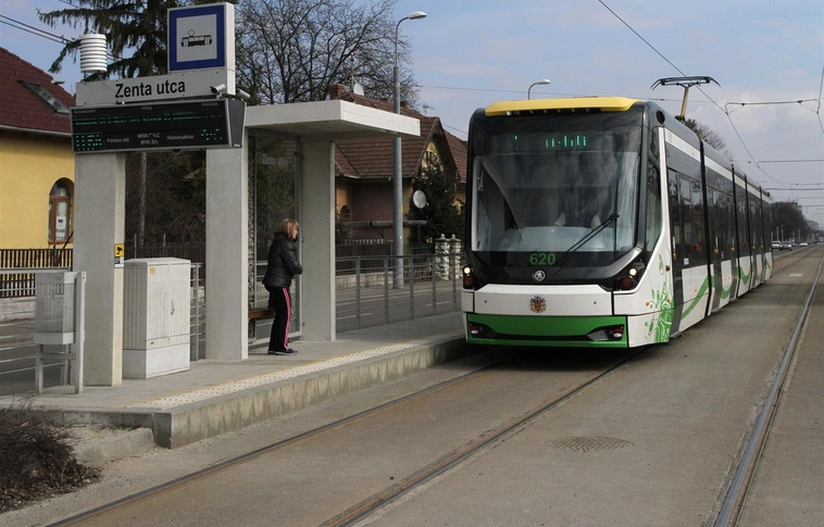 Esőbeálló és ülőpad szolgálja a várakozó utasok kényelmét