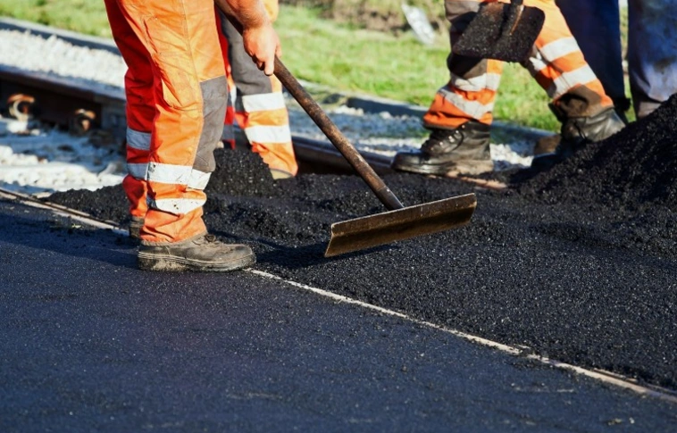 Javítják az útpadkát a Futó utcán - változik a parkolás