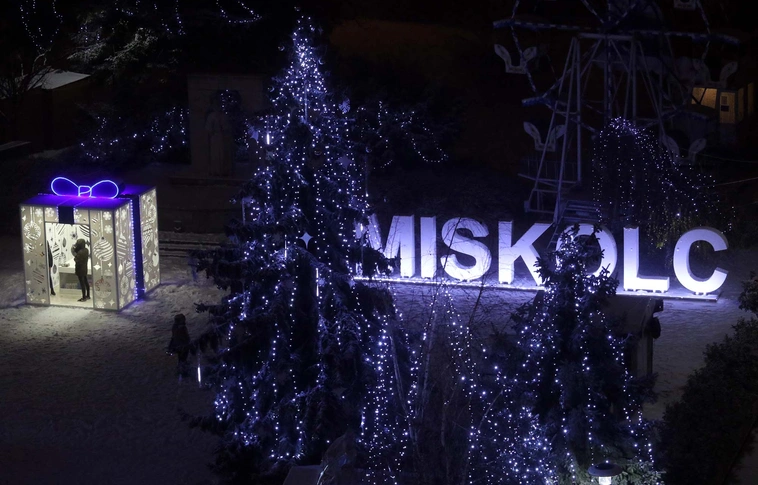 Ünnepi fények és hólepel Miskolc belvárosában – ne hagyd ki a látványt! (Képgaléria)