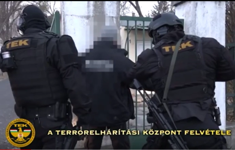 Rajtaütések sora, elképesztő fegyverarzenál - felszámolták a Magyar Nemzeti Arcvonalat (Rendőrségi fotók, videók)