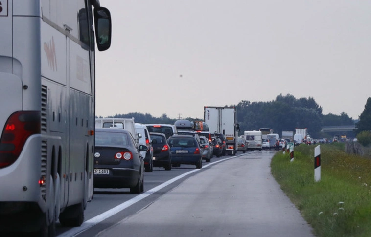 Kilenc emberrel bukfencezett fel a kisbusz az M3-ason - mentők, tűzoltók a helyszínen