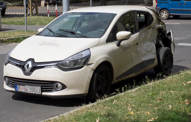 Villamos és személyautó ütközött a Győri kapuban 