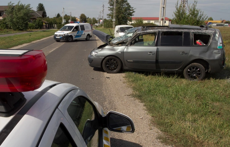 Kemény volt: saját magát ütötte ki a Renault Martin-kertvárosnál!