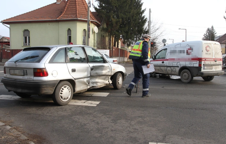 Brutálisan bekóstolták egymást az Opelek a zebránál