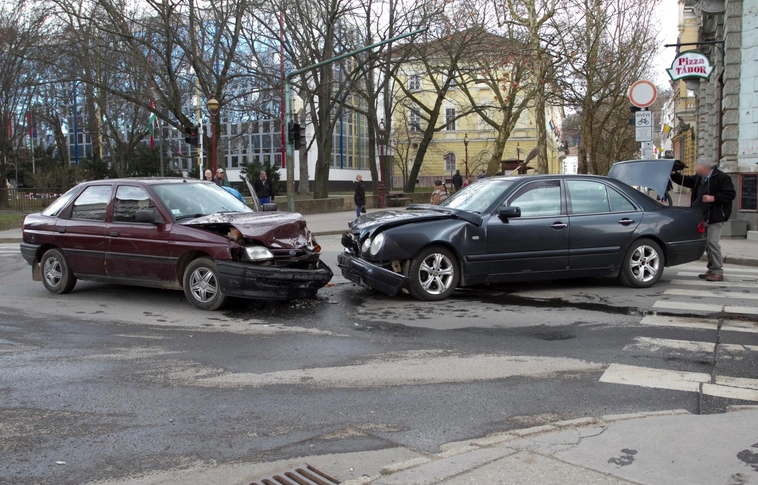 Frontális: rendesen összegyűrte egymást a Merci és a Ford a Kis-Hunyadon