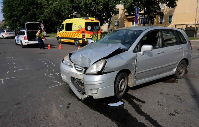 Nagy ütközés a Macropolisnál - mentő vitte el a sofőrt (Képgalériával)