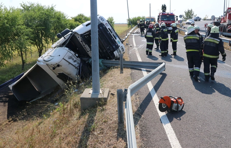 Árokba csapódott, és felborult egy kamion Miskolcnál, tűzoltók vágták ki a sofőrt (Helyszíni felvételek!)