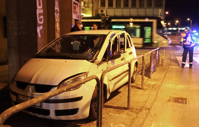 K. O.: Kiütötte a villamos a Mitsubishit a Centrumnál (Helyszíni felvételek)