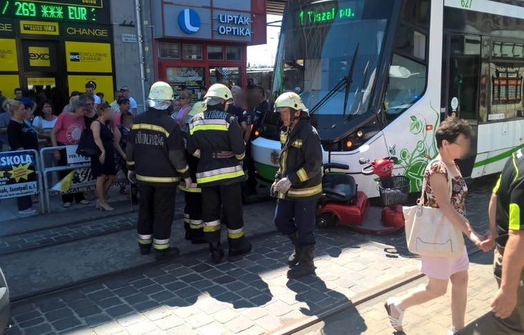 Gázolt a villamos a Centrumnál (Helyszíni felvételekkel)