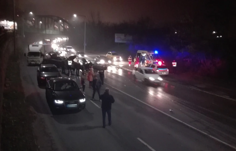 Tömegbaleset, sérülés, hatalmas dugó a tapolcai elágazásnál (Helyszíni fotókkal!)