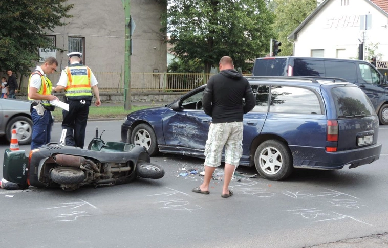 Baleset a József Attilán - kórházba vitték a motorost