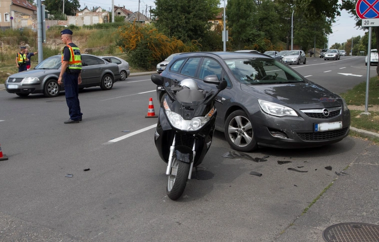 Ketten sérültek a motoros-balesetben a Petőfi térnél