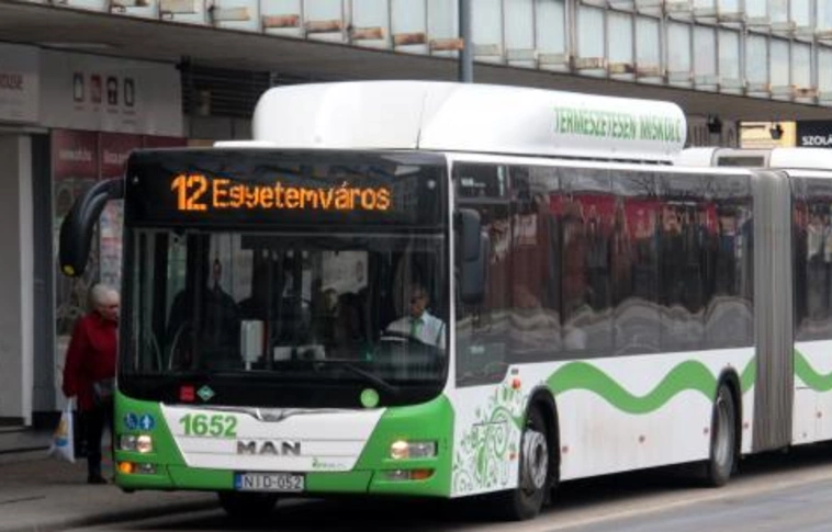 Áthelyezik a buszmegállót a Centrumnál