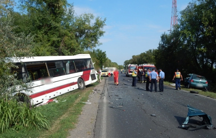 Szinte szétlapította az autót a busz - újabb tragikus baleset (Rendőrségi felvételekkel)