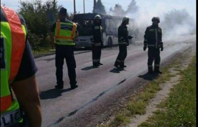 Kigyulladt egy autóbusz Mályi környékén 