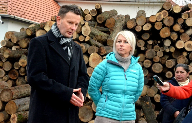 Több száz köbméter tűzifát osztottak szét Arnóton