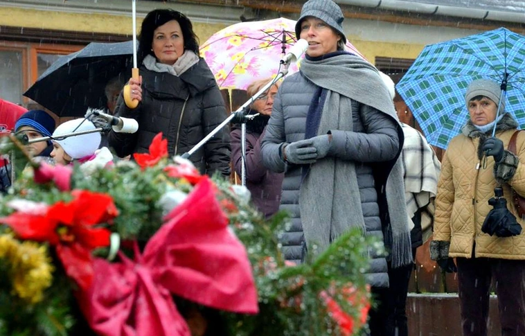 A szirmai városrészben is meggyújtották az adventi koszorú első gyertyáját (Képgalériával!)