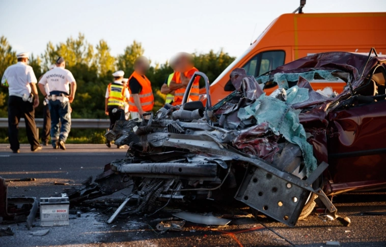 Felismerhetetlenségig összeroncsolódtak az autók, a halálos balesetnél (Rendőrségi fotók, videó)