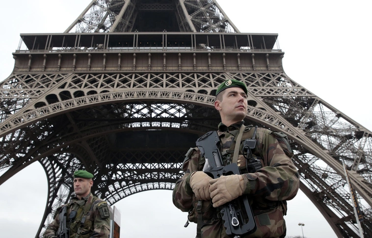 Dzsihadista terrortámadás Párizsban, az Eiffel-toronynál