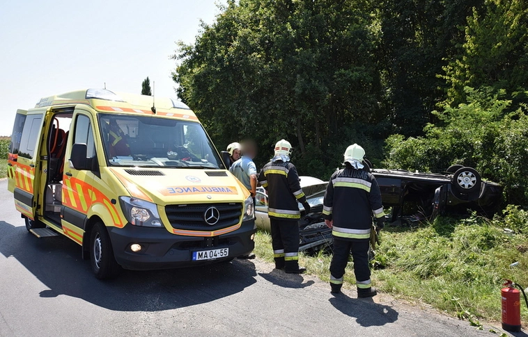 Ez milyen: úgy összeütközött egy autó és egy motor Lillafürednél, hogy még az autó is felborult