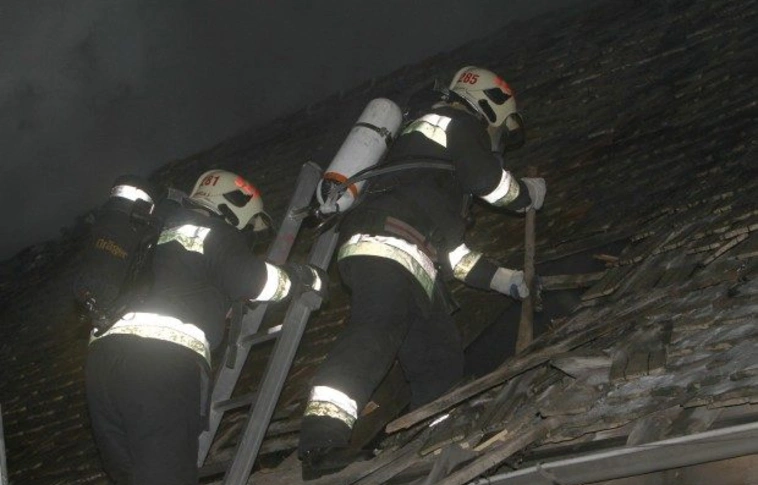 Esti lakástűz Miskolcon: lángolt a lakóház teteje!