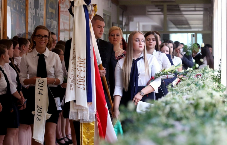 „Gaudeamus igitur…” Miskolcon is elballagnak a végzős diákok (Képgalériákkal)