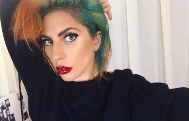 Lady Gaga új frizurája megint extrémre sikerült (Videóval)