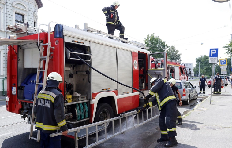 Tűz a Hunyadi utcán - átmenetileg leállt a villamos-forgalom a belvárosban (Képgalériával)