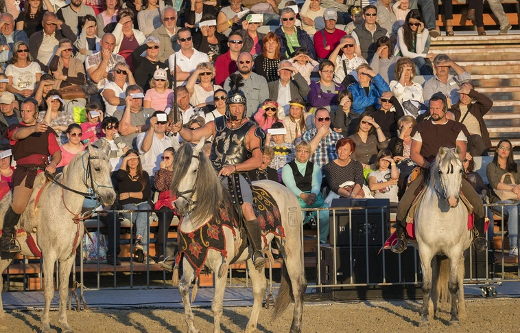 Monumentális produkció: a Lovagi Tornák Terén harcolt a Gladiátor (Képgalériával)